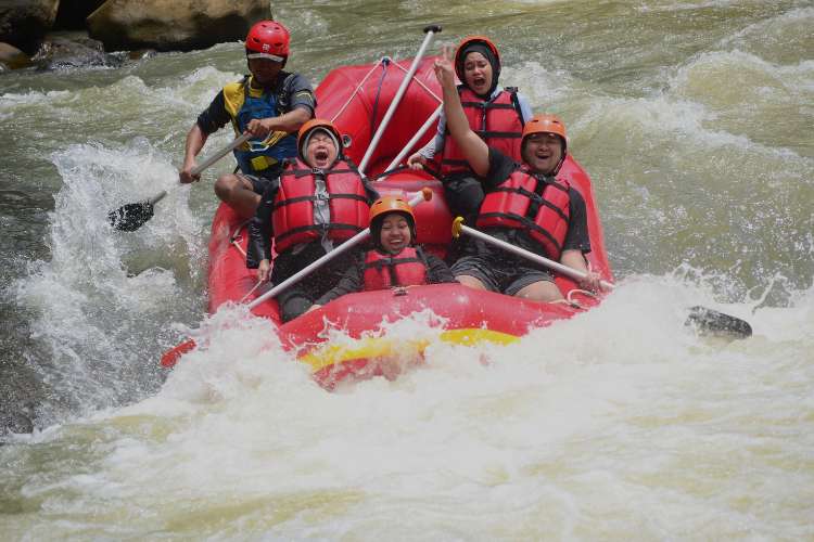 Peserta menikmati rafting di Citarik dengan ekspresi kegembiraan saat melewati jeram