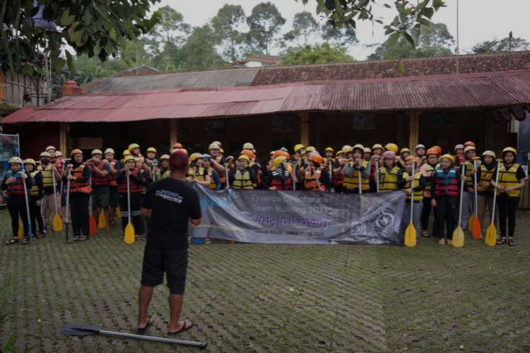 Peserta rafting mengikuti safety briefing sebelum pengarungan di Sungai Cisadane Bogor bersama instruktur
