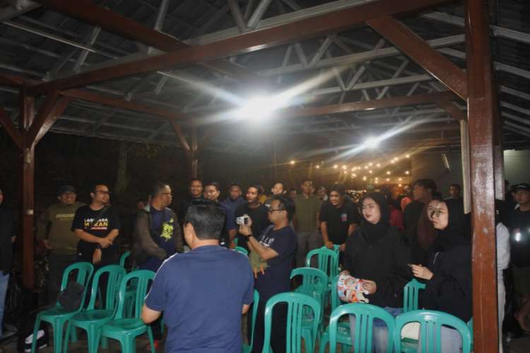 Acara ramah tamah malam hari peserta gathering outbound di penginapan rafting Palayangan Pangalengan Bandung
