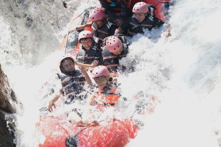 Pesona alam hijau sekitar Sungai Palayangan Pangalengan saat aktivitas rafting berlangsung