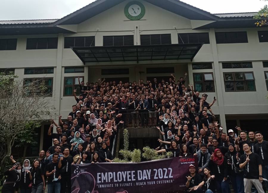 Rombongan peserta employee gathering foto bersama di depan Aula Camelia kapasitas 500 orang di Via Renata Puncak