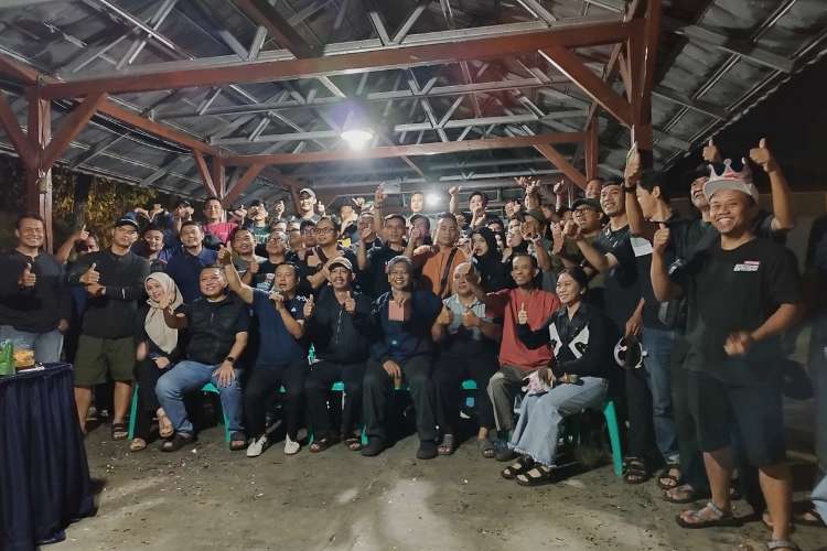 Rombongan peserta outbound foto bersama di dalam aula semi terbuka fasilitas penginapan rafting Palayangan Situ Cileunca
