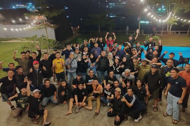 Keseruan rombongan peserta gathering foto bersama di tepi kolam renang pool side penginapan rafting Pangalengan Bandung