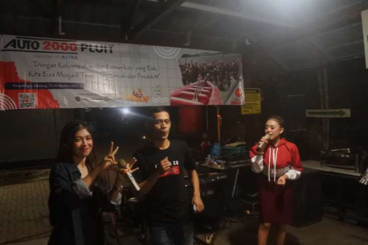 Suasana hiburan malam di area penginapan sekitar rafting Situ Cileunca Pangalengan