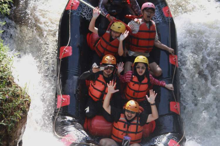 Keseruan wisatawan saat menerjang jeram ombak rafting di Sungai Palayangan Pangalengan Bandung