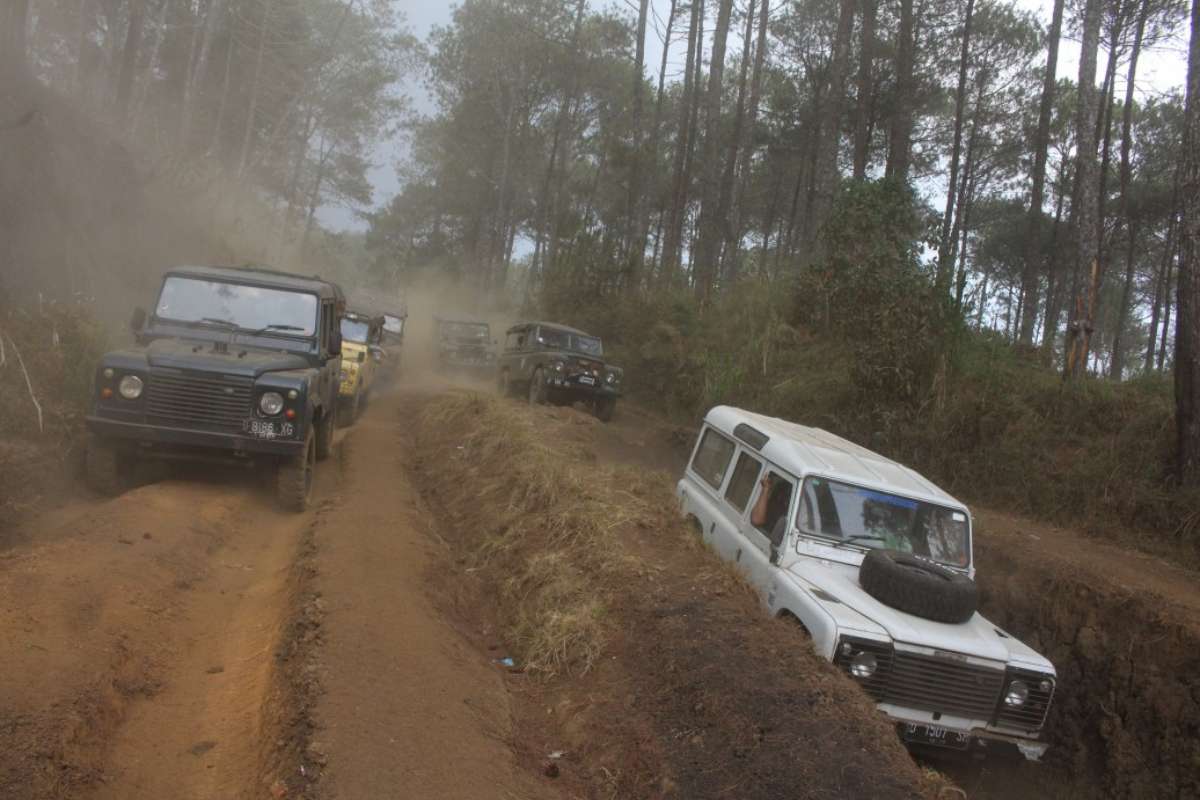 Konvoi Jeep melintasi jalur offroad berdebu di kawasan Lembang bersama peserta kegiatan iOutbound.