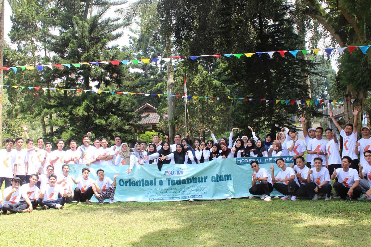 Peserta Pendidikan Kader Ulama Masjid Istiqlal (PKU-MI) berfoto bersama setelah kegiatan outbound di Via Renata Puncak bersama iOutbound.