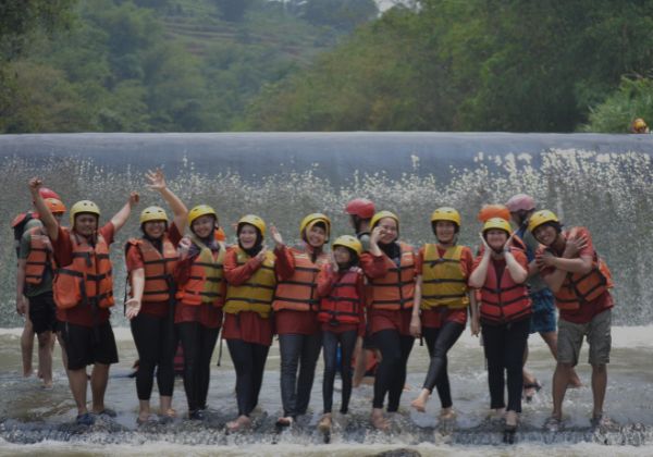 Ekspresi seru peserta gathering saat rafting di Sungai Cisadane Bogor dalam rangkaian acara menginap di Via Renata Puncak