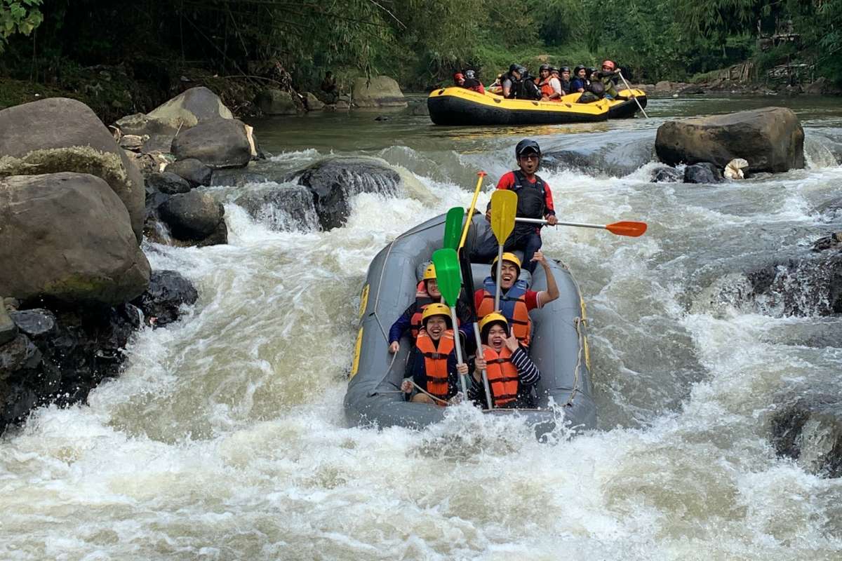 Keluarga Pak Rudi menyelesaikan kegiatan rafting 7 km di Sungai Cisadane Bogor bersama iOutbound.