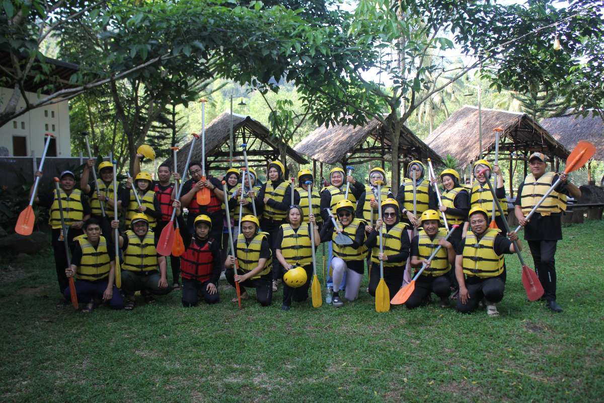 Peserta RS Hermina Bagian Penunjang Umum berfoto bersama setelah kegiatan rafting di Sungai Citarik bersama iOutbound.