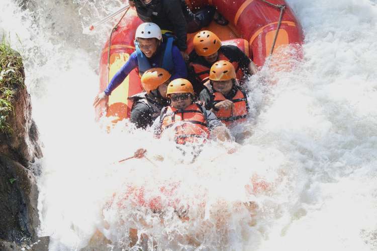 Ekspresi gembira peserta outbound saat mencoba wahana rafting di Sungai Palayangan Bandung